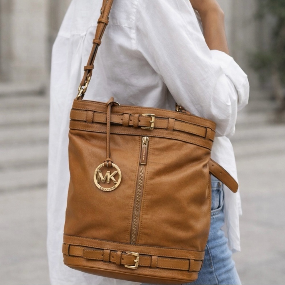 MICHAEL Michael Kors ‘Kingsbury’ Large Bucket Tote in Tan Leather - Picture 3 of 13